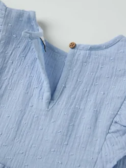 Vevd bluse med volanger prikkete