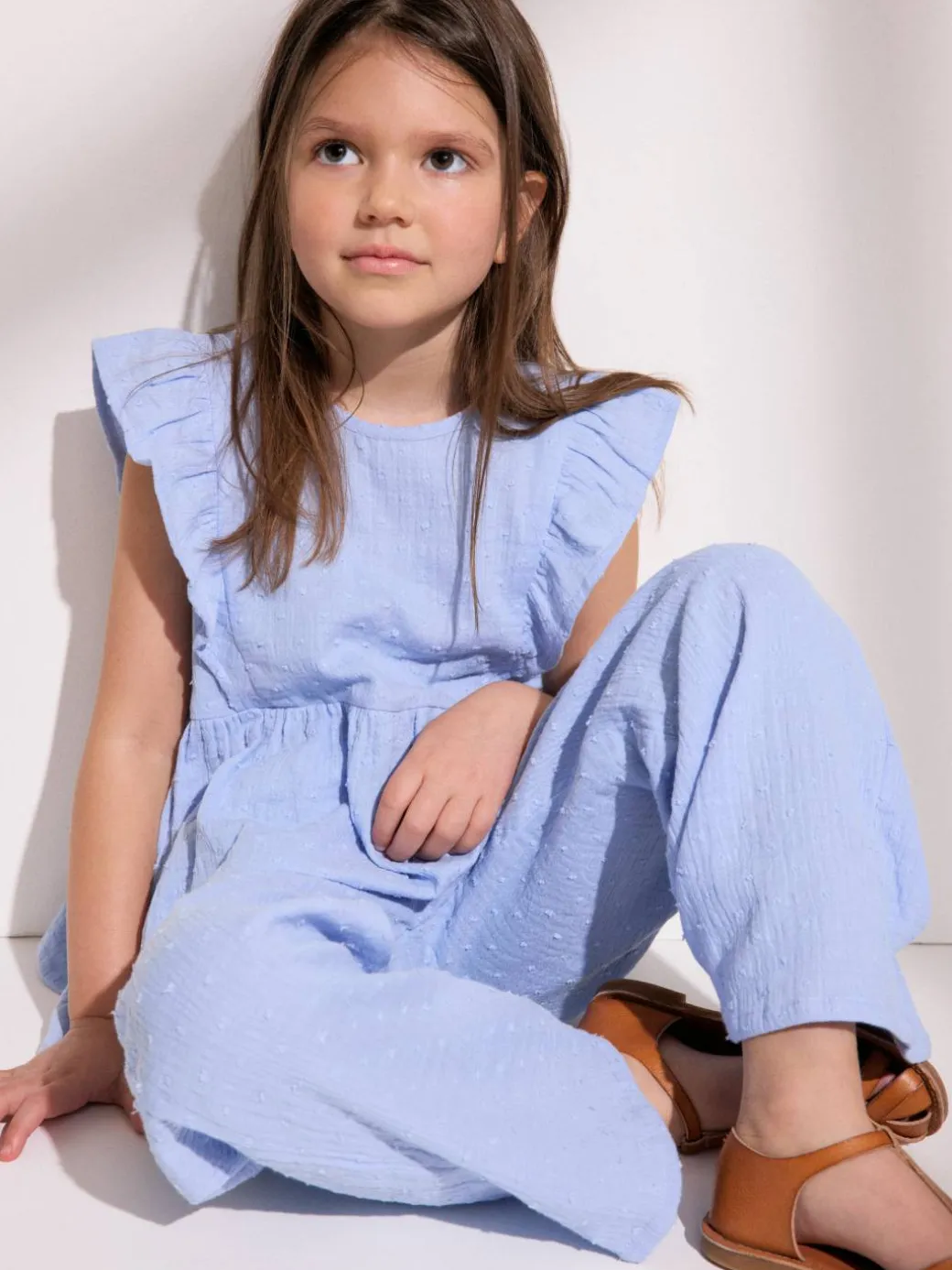 Vevd bluse med volanger prikkete